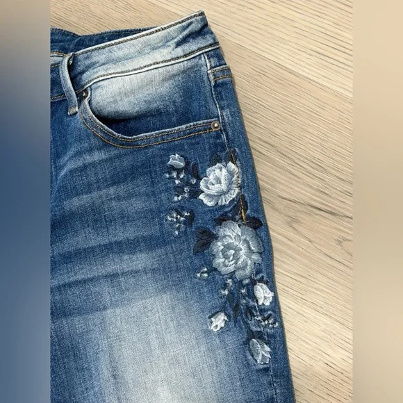 DRIFTWOOD Kelly Flare Jeans Blue Floral Embroidering Size 28 /33 (6US) WORN ONCE - Picture 4 of 11